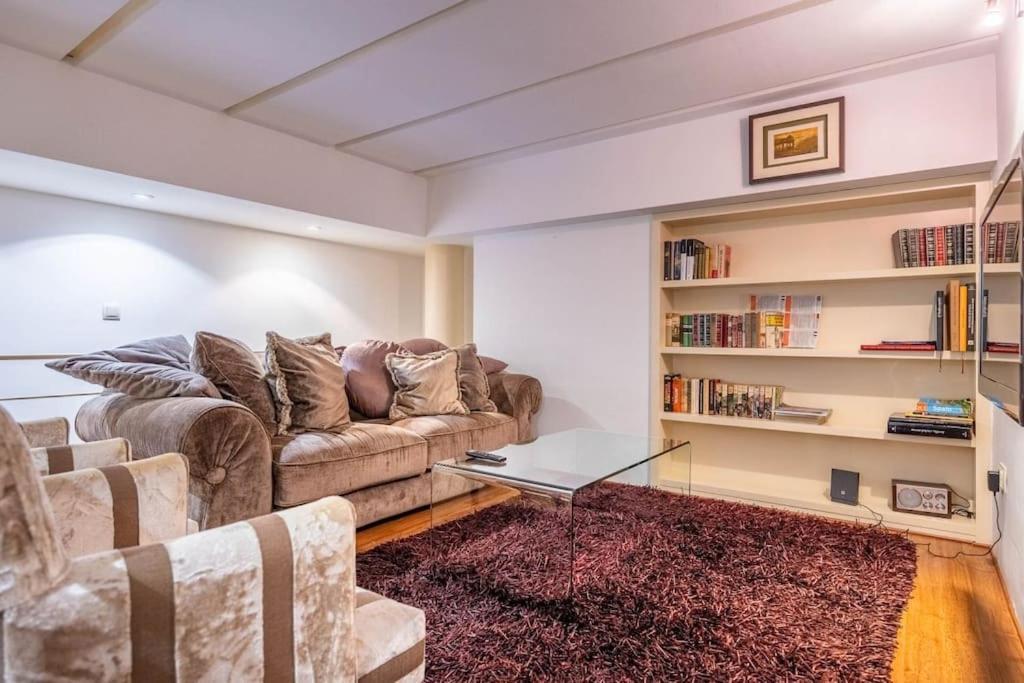 Luxury & Elegant Duplex In Center