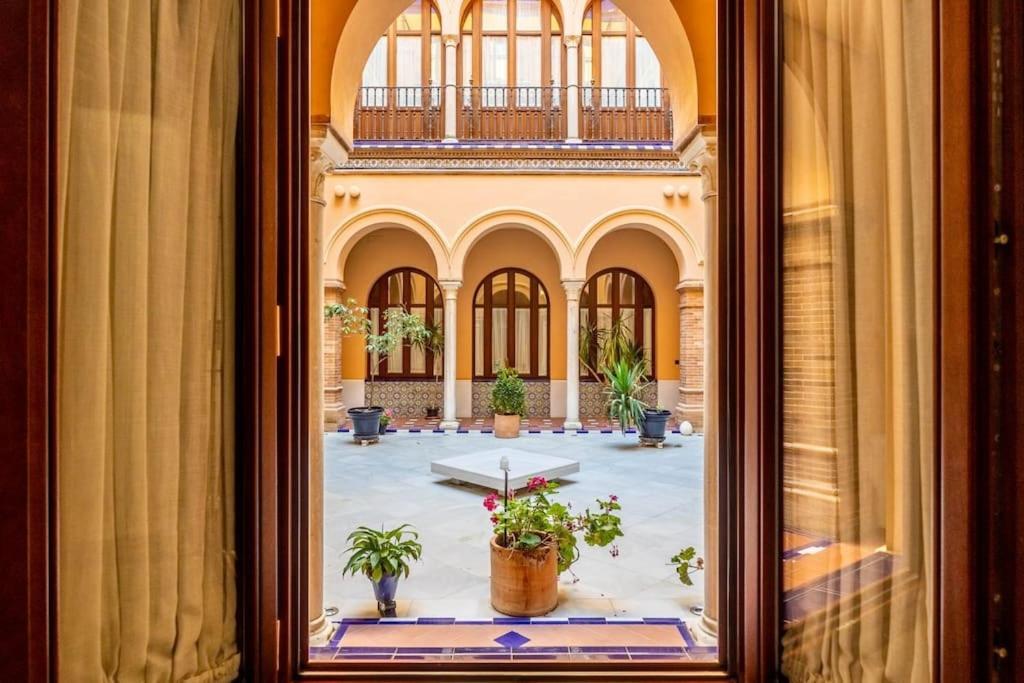 Luxury & Elegant Duplex In Center *