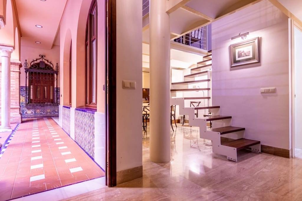 Luxury & Elegant Duplex In Center *