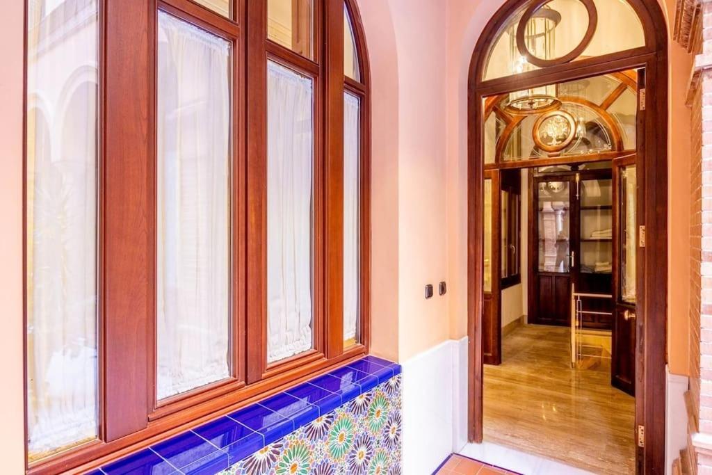 Luxury & Elegant Duplex In Center *